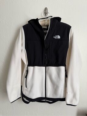 The North Face Women’s Black & White Two-Tone Fleece Jacket Small